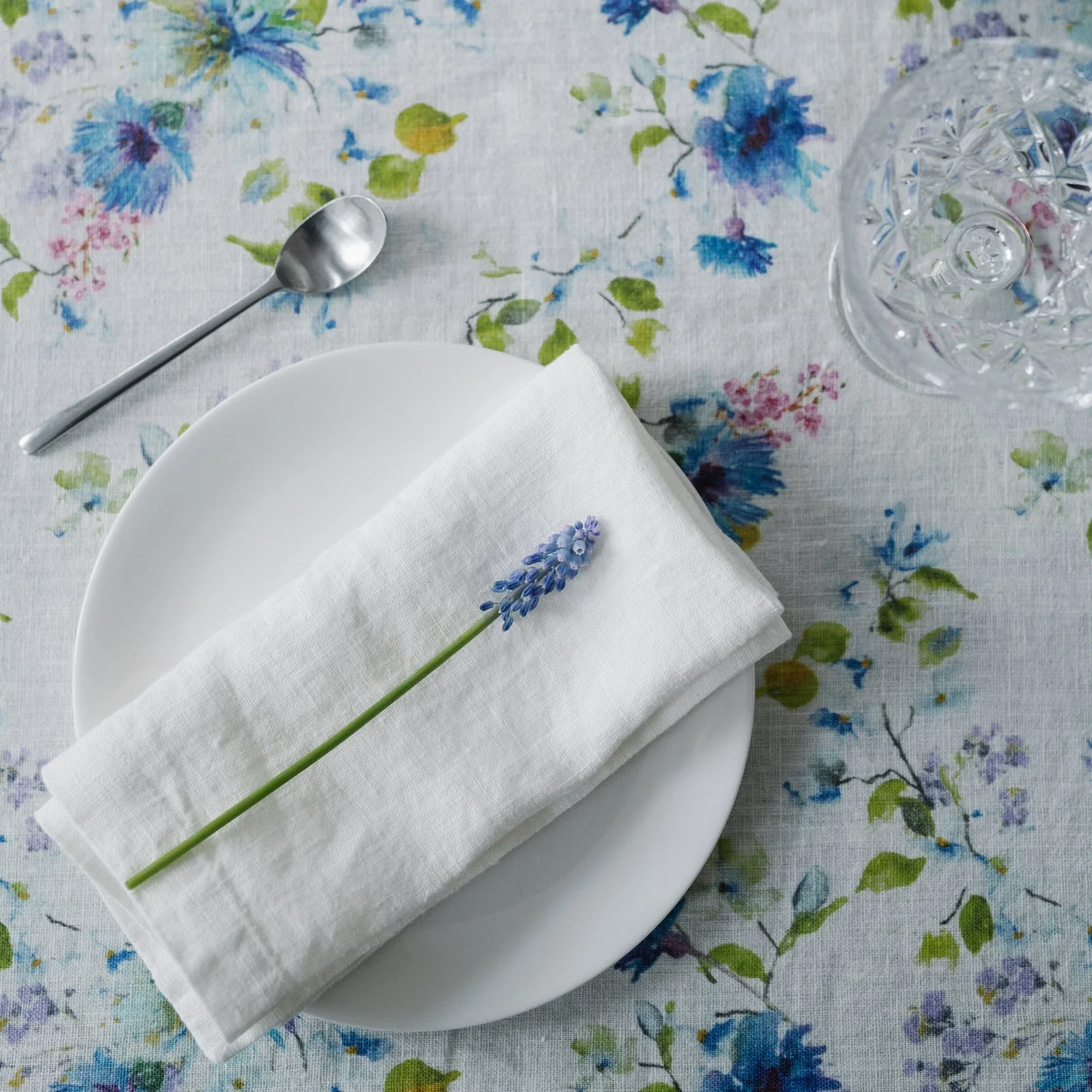 LIMITED EDITION White Flowers Linen Tablecloth - Image 2