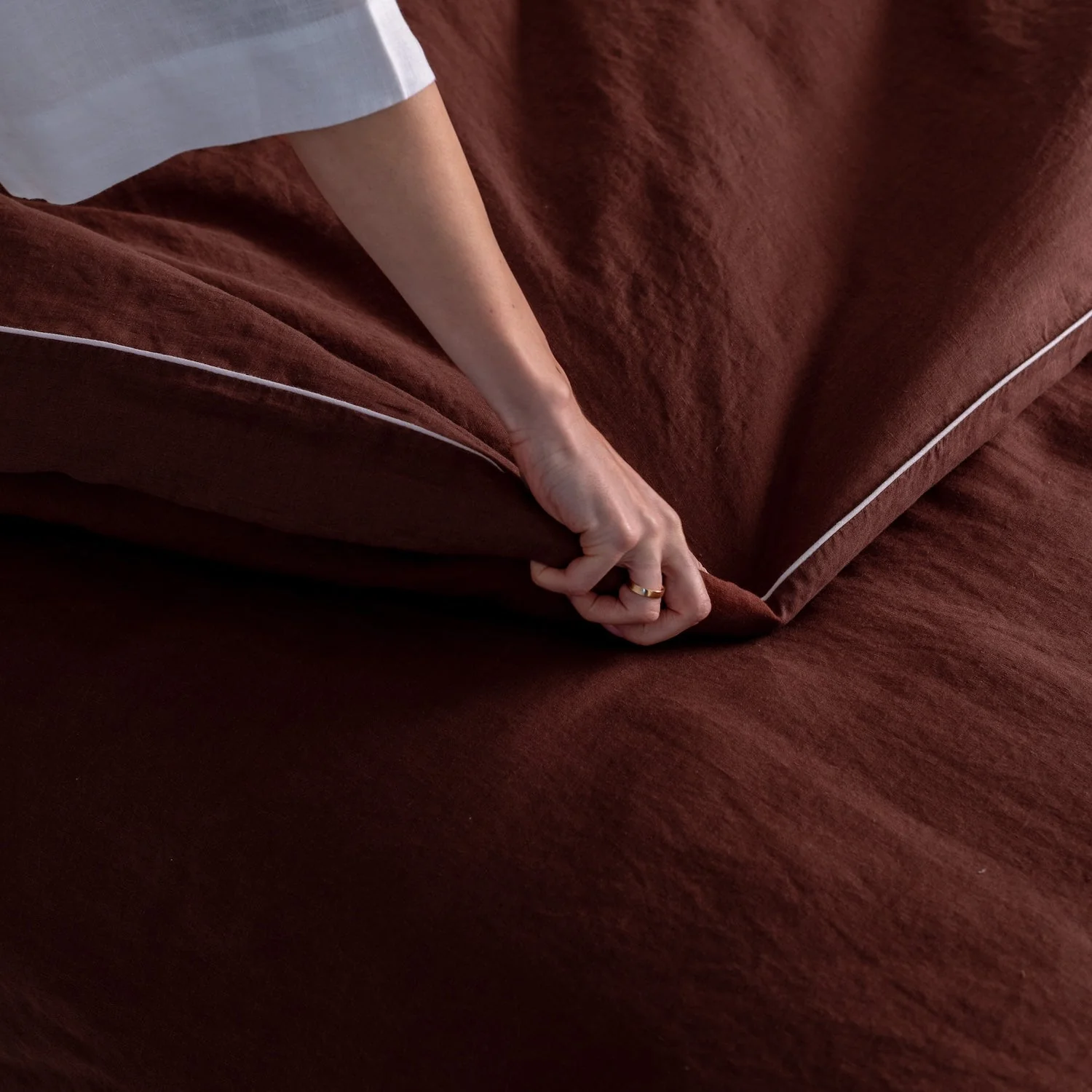 Chocolate Linen Duvet Cover Set with White Piping - Image 4