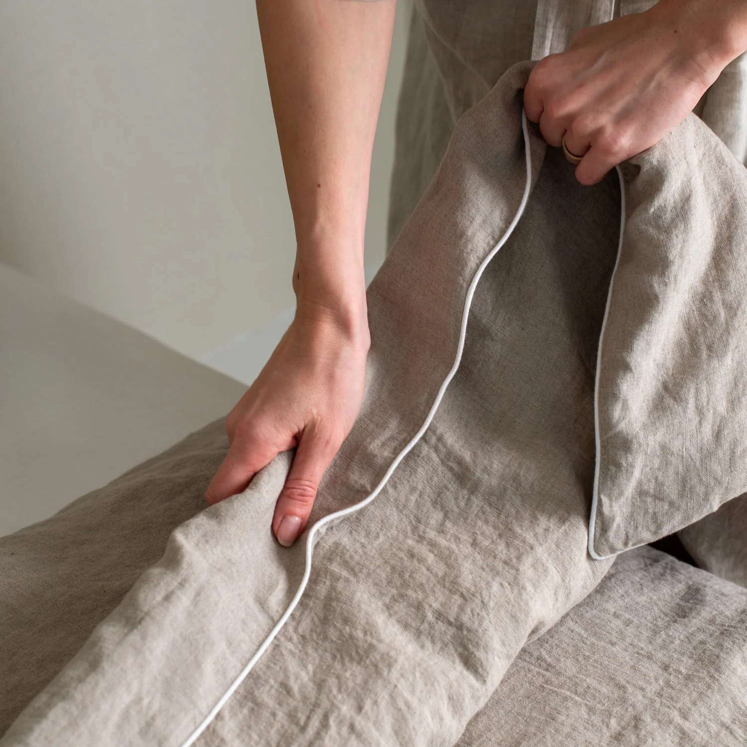 Natural Linen Duvet Cover Set with White Piping - Image 4